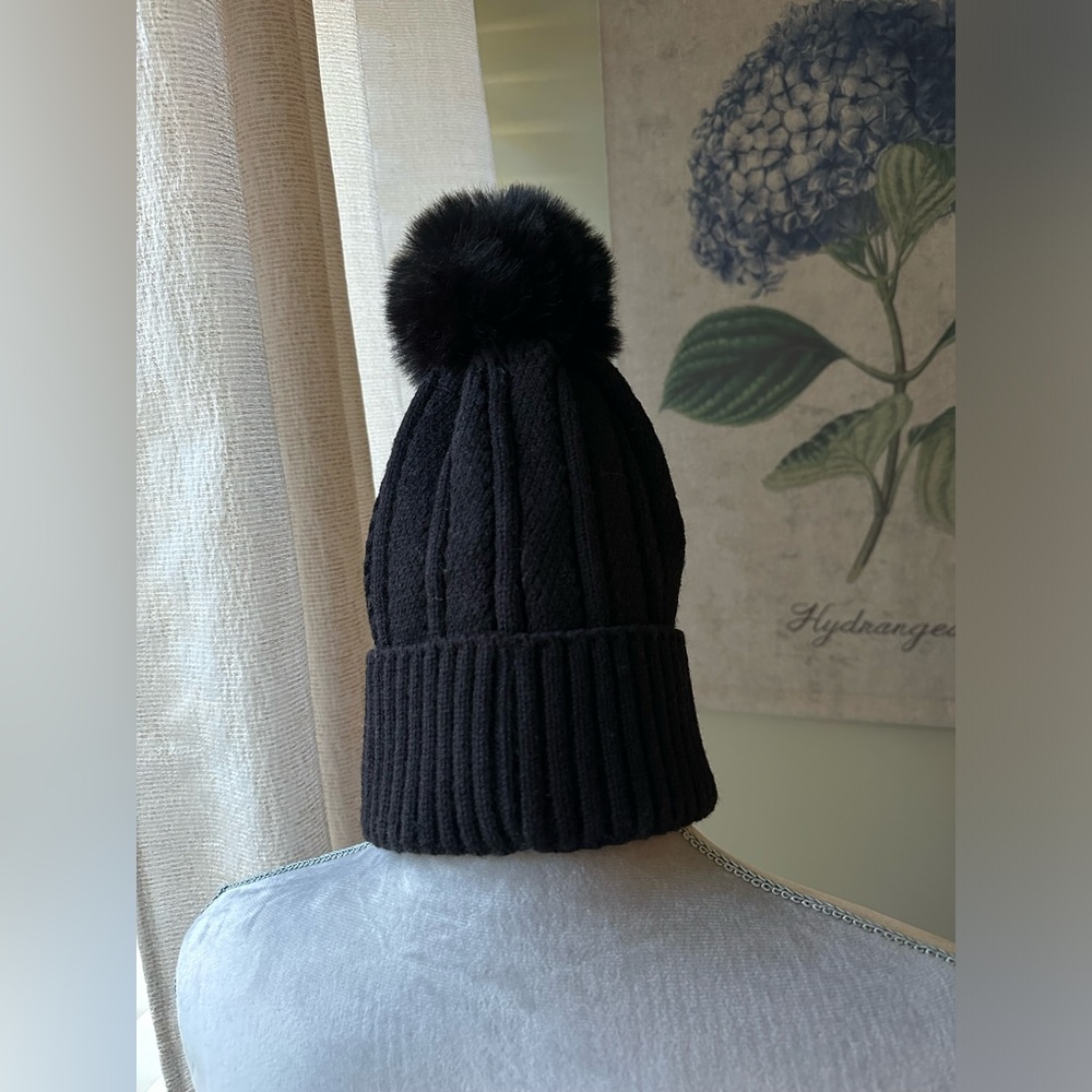 Adorable black Catherine Malandrino knitted winter beanie !
